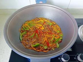 加辣椒丝，少许盐调味即可。