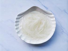 粉丝温水泡发。