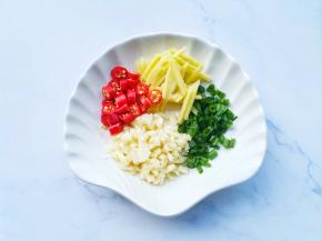 葱姜蒜小米椒切碎。