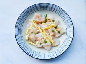 龙利鱼切块放入葱姜，