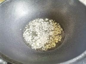 锅中热油，爆香大蒜，