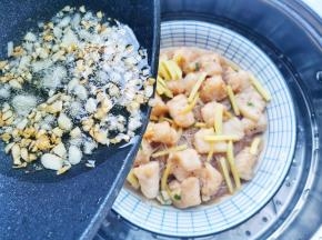 淋在龙利鱼上，