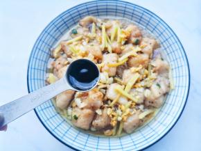 加一勺蒸鱼豉油，