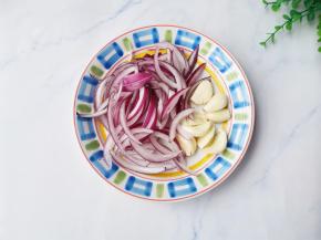 洋葱切细，大蒜拍扁。