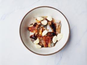 鳗鱼清洗干净切片，加一勺料酒，一勺生抽，一勺蚝油，一勺酱油，拌匀腌制5分钟。