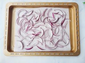 烤盘铺上油纸，码入洋葱，