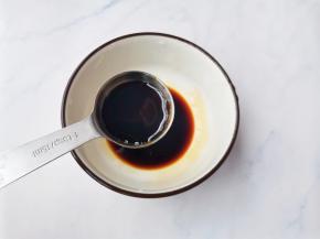 再调个料汁，一勺生抽，一勺蚝油，一勺蜂蜜拌匀。