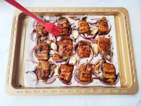 刷在鳗鱼上，放入烤箱再烤5分钟即可。