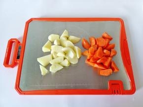 把土豆和胡萝卜分别切好备用。