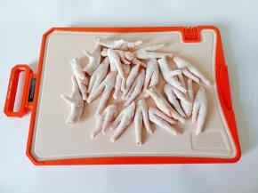 用剪刀把指甲剪了，再对半切开。