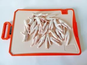 用剪刀把指甲剪了，再对半切开。