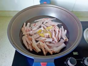 鸡爪冷水下锅加生姜片。