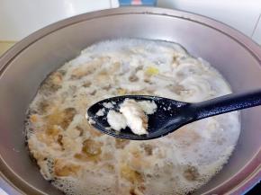 焯水期间把表面的浮沫撇去，焯水后捞出洗净控干水分。