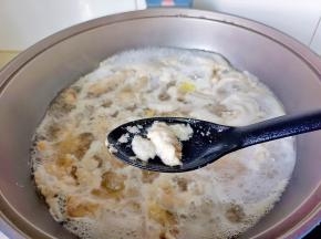 焯水期间把表面的浮沫撇去，焯水后捞出洗净控干水分。