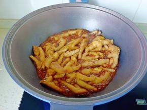 加生抽两勺，料酒两勺，蚝油一勺，老抽半勺翻炒均匀。