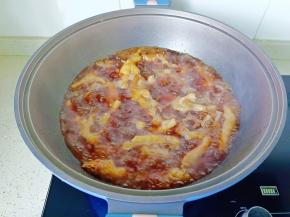 放入开水没过鸡爪，炖煮半小时。