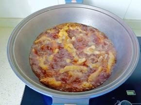 放入开水没过鸡爪，炖煮半小时。