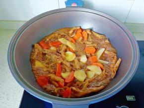 加土豆与胡萝卜炖15分钟，加一勺盐调味。