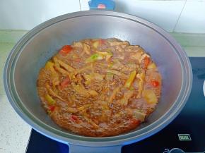 炖到汤汁浓稠，加葱花即可出锅！