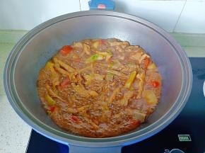 炖到汤汁浓稠，加葱花即可出锅！