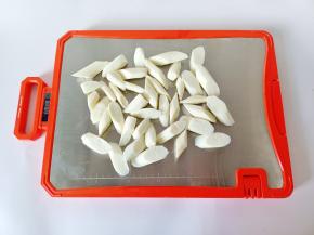 山药切成滚刀块（记得全程戴手套，不然手真的很痒）