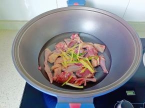 生姜丝，料酒一勺
