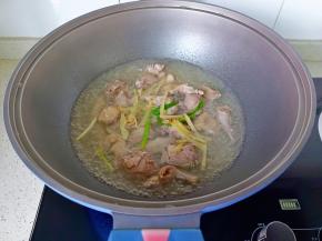 焯水后把鸽子肉捞出。