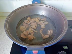 鸽子放锅里，加适量的清水