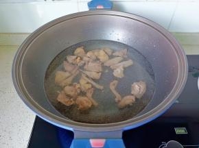 鸽子放锅里，加适量的清水