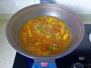 炖煮到汤汁浓郁，加点盐调味，撒点葱花就可以了！