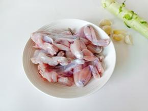 早上去菜市场买的新鲜牛蛙。