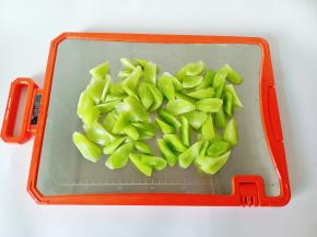 莴笋削皮切成滚刀块。