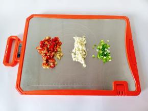 灯笼椒，泡椒，蒜，葱切好。