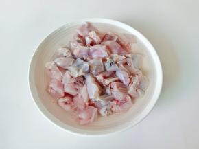 切好的牛蛙放清水里多清洗几遍，沥干水分备用。