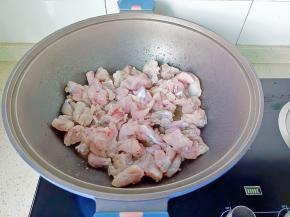 热锅热油放牛蛙煸炒。