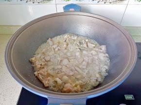 煸炒出牛蛙的水分后盛出来。
