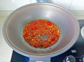 锅里放少许食用油，下泡椒，灯笼椒，郫县豆瓣酱，蒜炒出红油。