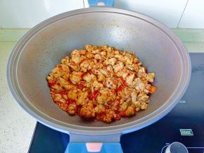 放牛蛙爆炒，裹满酱汁。