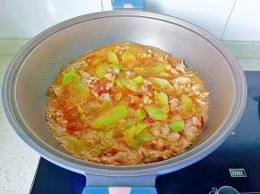 由于豆瓣酱跟灯笼椒都有咸味，可以不放盐，加点鸡精即可出锅享用！