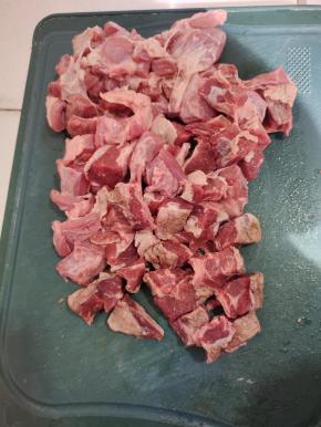 牛腩清洗干净，先切成条，再切成小块备用！