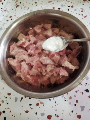 切块的牛腩加入适量的清水，再加入一勺盐搅匀化开！