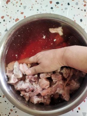 这个时候你可以看看，是不是泡出很多脏东西？