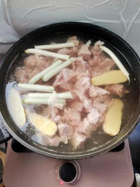 牛腩冷水下锅，放入生姜，葱段，料酒！