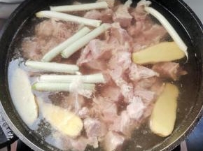 牛腩冷水下锅，放入生姜，葱段，料酒！