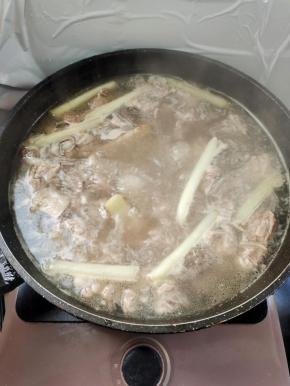 再继续焯水10分钟左右！