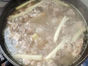 再继续焯水10分钟左右！