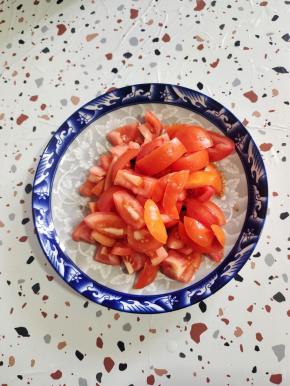 西红柿切成小块备用！