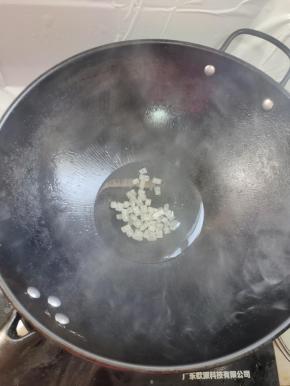 锅放少许油，放入冰糖熬糖色！