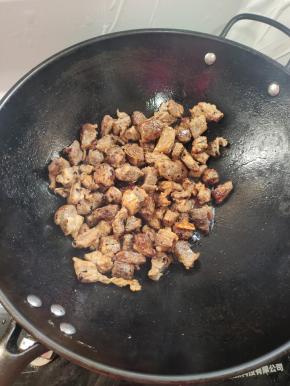 放入牛腩翻炒均匀！