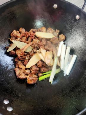 放入生姜，葱段，八角，桂皮，香叶，少许花椒！